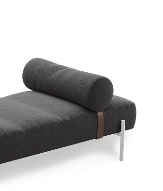 Daybed Liege dunkelgrau mit extra Kissenrolle und Lederriemen. Modernes Sofa für Wohnzimmer.